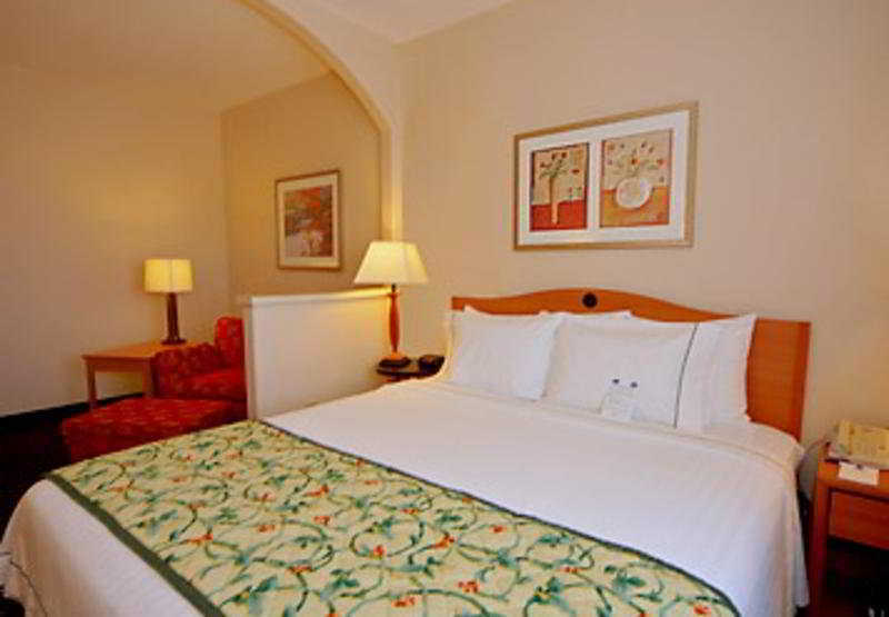 Comfort Inn & Suites Oakland Airport 객실 사진